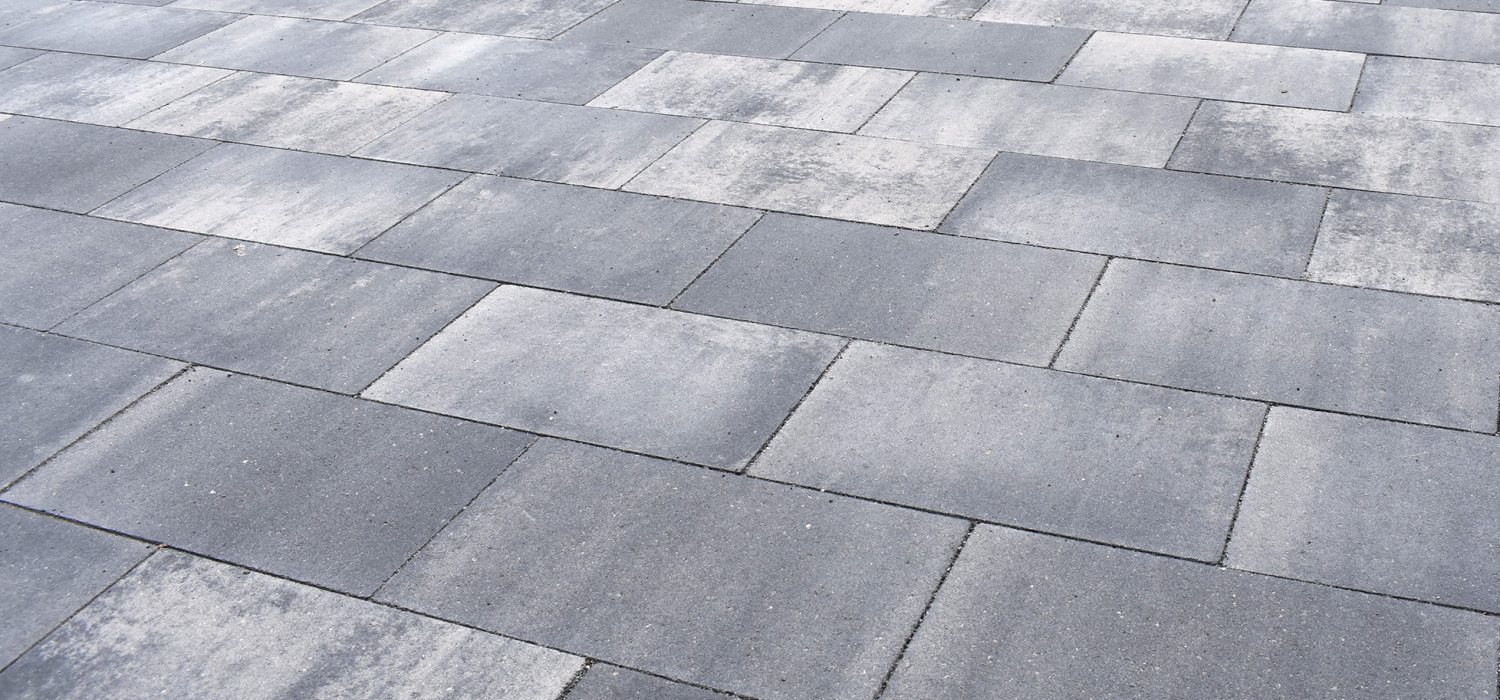 Betonpflasterstein, mit feinen homogenen Sichtflächen. Optik wie gesägter Naturstein. Schlanke Steinformate für Bahnenverbände.