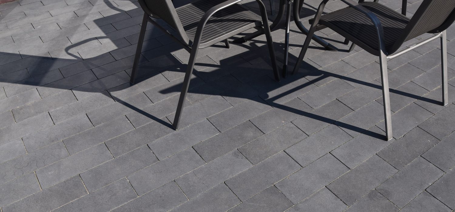 Betonpflasterstein, mit feinen homogenen Sichtflächen. Optik wie gesägter Naturstein. Schlanke Steinformate für Bahnenverbände.