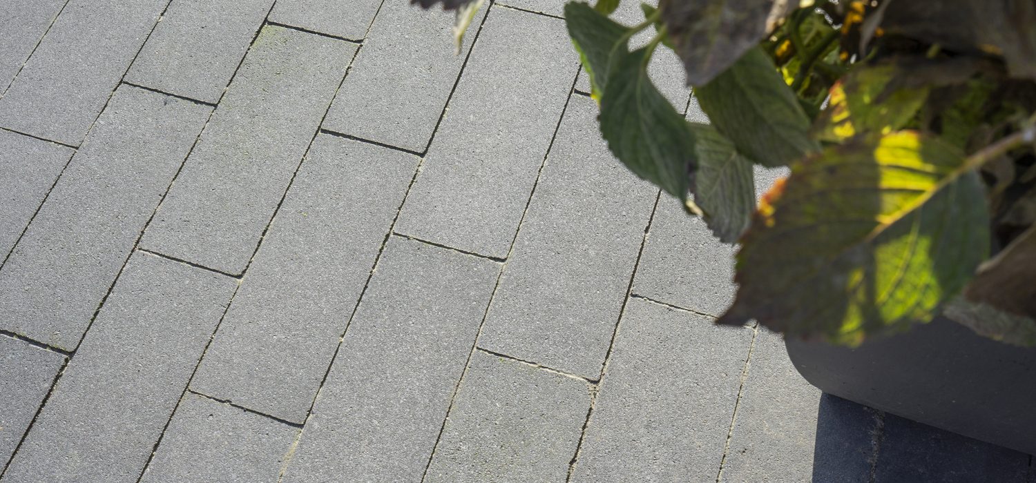 Betonpflasterstein, mit feinen homogenen Sichtflächen. Optik wie gesägter Naturstein. Schlanke Steinformate für Bahnenverbände.