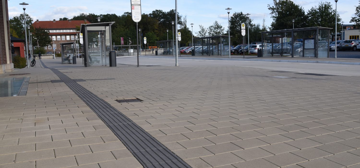 Pflastersteine für hohe Verkehrsbelastungen. Quattro-Safe mit Verschiebesicherung. Starker Verbund für Belastungen durch Fahrzeugverkehr.