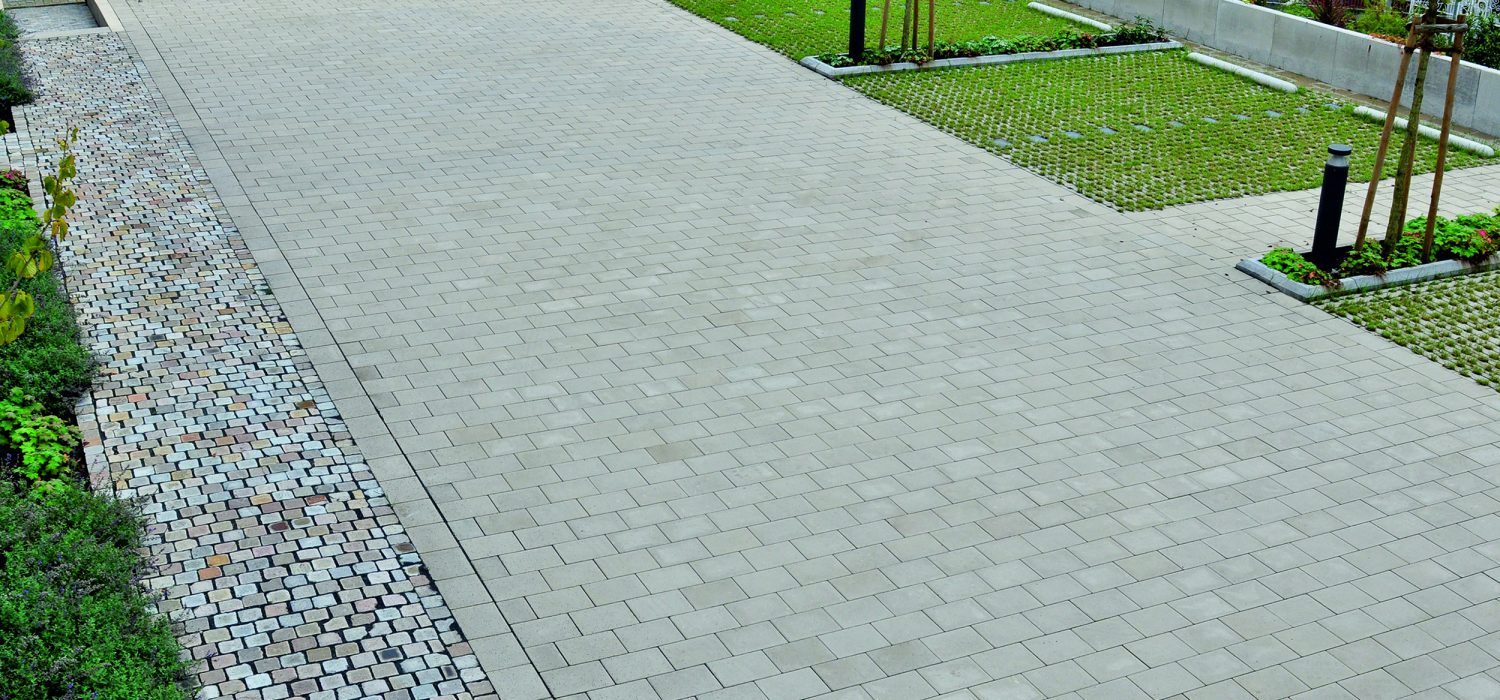 Pflastersteine für hohe Verkehrsbelastungen. Quattro-Safe mit Verschiebesicherung. Starker Verbund für Belastungen durch Fahrzeugverkehr.