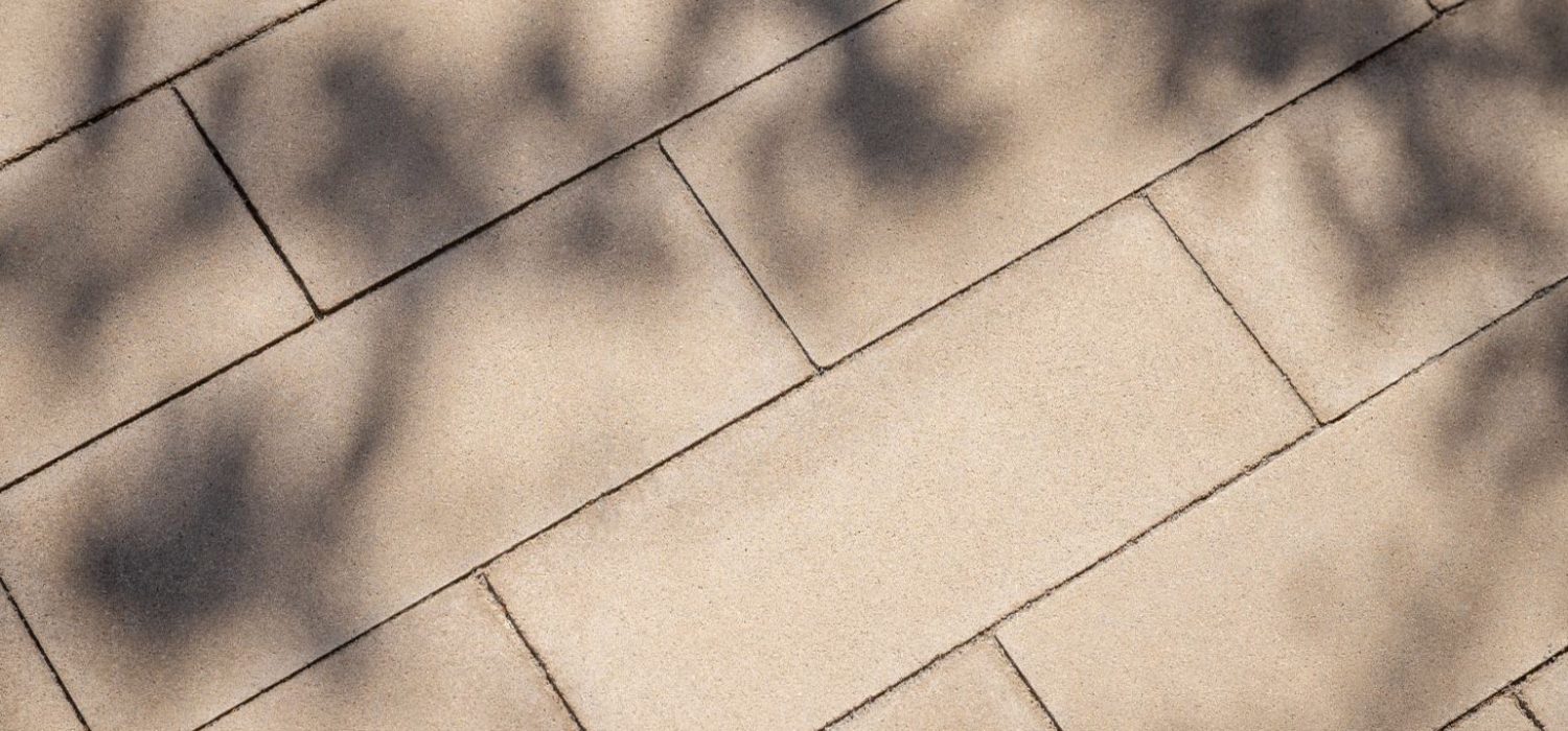 Betonpflasterstein, mit feinen homogenen Sichtflächen. Optik wie gesägter Naturstein. Schlanke Steinformate für Bahnenverbände.