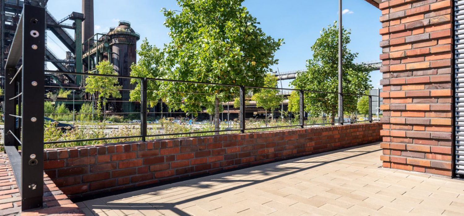 Betonpflasterstein, mit feinen homogenen Sichtflächen. Optik wie gesägter Naturstein. Schlanke Steinformate für Bahnenverbände.